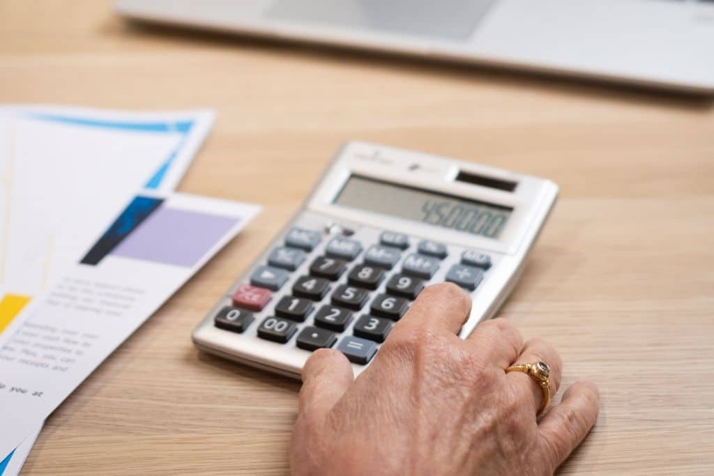 A finance broker calculating finances